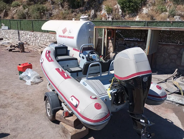 Açık renk tüp kaplaması ile kırmızı şeritli motor kılıfının bot üzerindeki birlikte görünümü