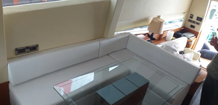 Tekne salonunda cam tablalı masanın etrafını saran gri köşe oturma grubu