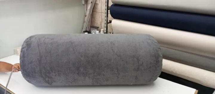 Yatay duran silindirik usturmaçanın gövdesini saran gri tekstil kılıf