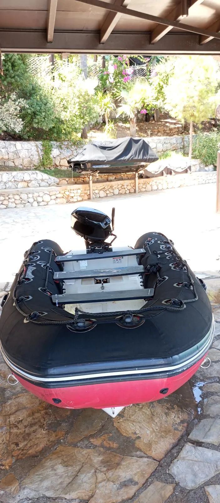 Dıştan takma motorlu botta tüp çevresine uygulanan koyu renk kumaş koruma
